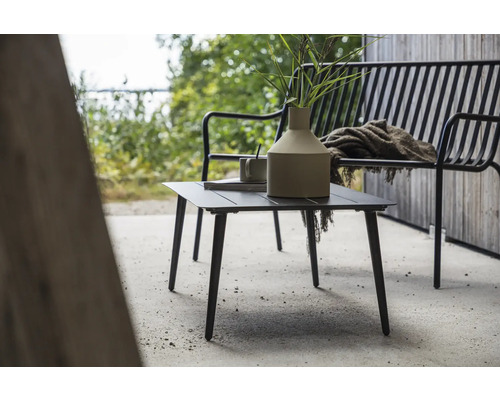 Trädgårdsscen med sidobord, vas och trädgårdssoffa