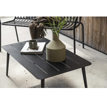 Svart loungebord i metall med dekoration utomhus