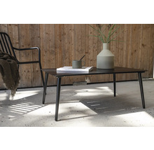 Svart trädgårdsbord med dekoration och stol