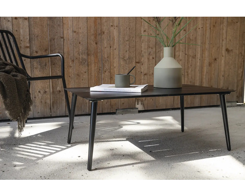 Svart trädgårdsbord med dekoration och stol