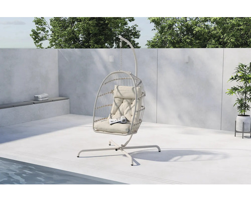 Hängande stol med kuddar på en terrass.