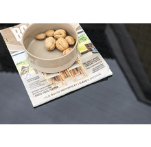 Skål med nötter på en tidning