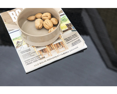 Skål med nötter på en tidning