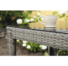Trädgårdsbord med flätad struktur och kopp