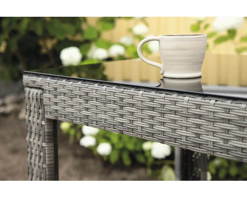 Trädgårdsbord med flätad struktur och kopp