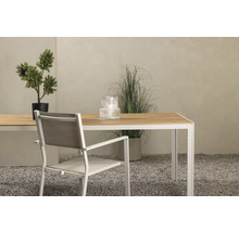 Miljöbild med trädgårdsbord, stol och växter