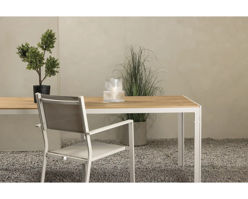 Miljöbild med trädgårdsbord, stol och växter