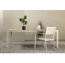 Trädgårdsscen med matbord, stol och dekoration