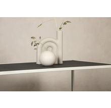 Dekorativa vaser på ett bord med torkade gräs