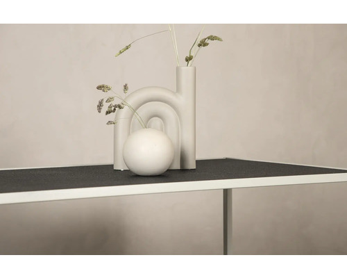 Dekorativa vaser på ett bord med torkade gräs