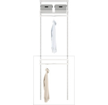Hyllsystem med kläder och förvaringsboxar
