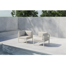 Två moderna fåtöljer av tyg och metall på en terrass