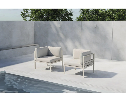 Två moderna fåtöljer av tyg och metall på en terrass