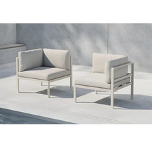 Två moderna trädgårdsstolar med metallram och kuddar