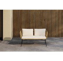 Två sits trädgårdssoffa med kuddar framför en trävägg