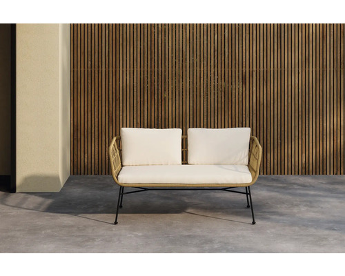 Två sits trädgårdssoffa med kuddar framför en trävägg