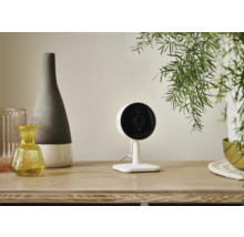 Interiörvy med övervakningskamera på ett bord