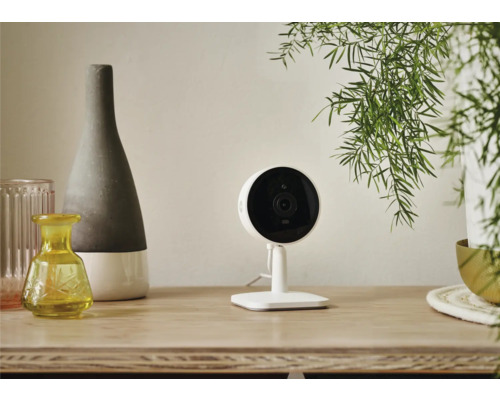 Interiörvy med övervakningskamera på ett bord