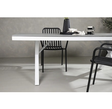 Matbord med vit ram och stolar med metallram