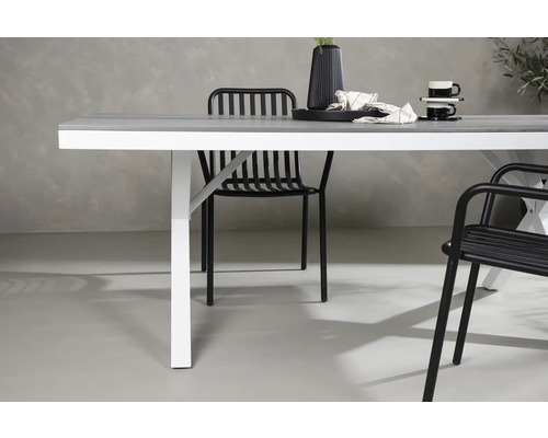 Matbord med vit ram och stolar med metallram