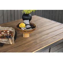 Dukat trädgårdsbord med pizza, frukt och blomvas