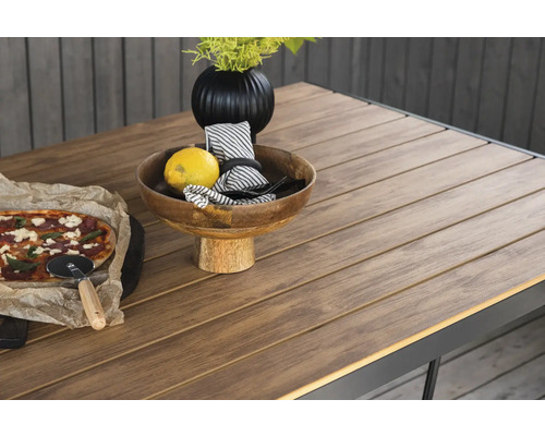 Dukat trädgårdsbord med pizza, frukt och blomvas