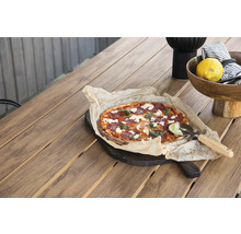 Scen med pizza på ett träbord, kompletterat med en serveringsskål, en citron och en pizzasax.