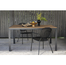 Matbord med två stolar utomhus, dekorerat med frukt och blommor