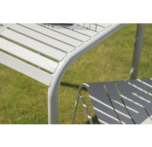 Detaljvy av ett trädgårdsbord med ribbad struktur