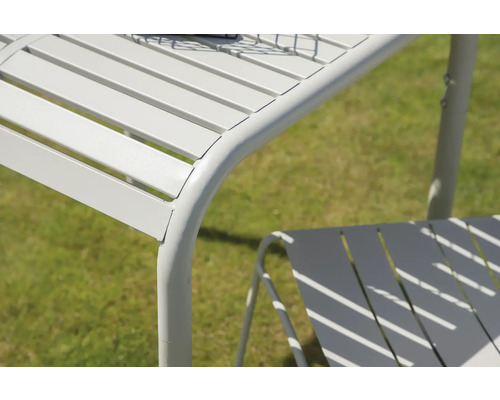 Detaljvy av ett trädgårdsbord med ribbad struktur