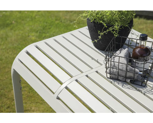 Detaljvy av ett trädgårdsbord med blomkruka och korg