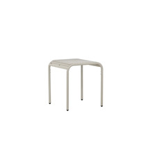 Trädgårdsbord av metall med ribbstruktur