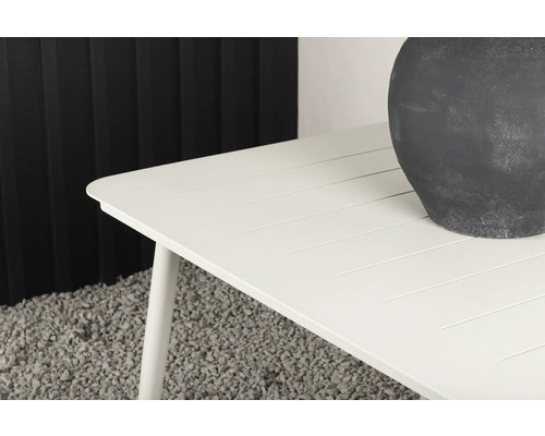 Detaljvy av ett trädgårdsbord med en dekorativ vas