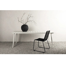 Interiörbild av ett matbord med stol och dekoration