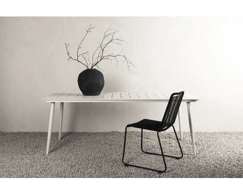 Interiörbild av ett matbord med stol och dekoration