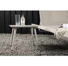 Sidobord med en flaska dryck och ett glas bredvid en solstol