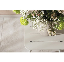 Blomsterarrangemang i vas på sidobord