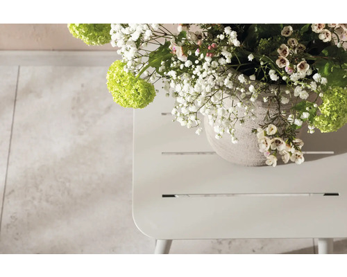 Blomsterarrangemang i vas på sidobord