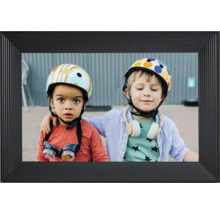 Digital fotoram med foto på två barn med hjälmar