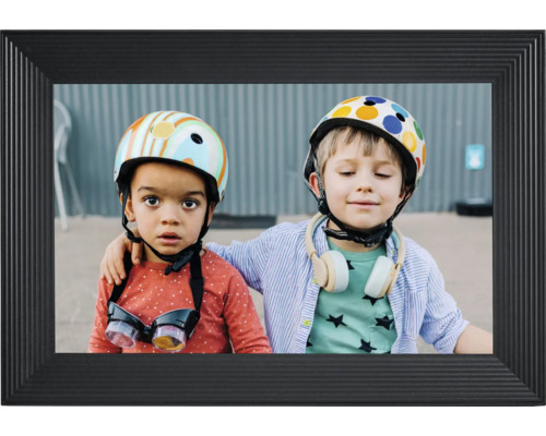 Digital fotoram med foto på två barn med hjälmar