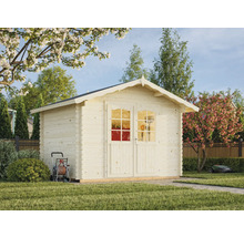 Trädgårdshus i trä med fönster, trädgårdsslangvagn och robotgräsklippare i en trädgård