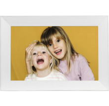 Digital fotoram med foto av två flickor
