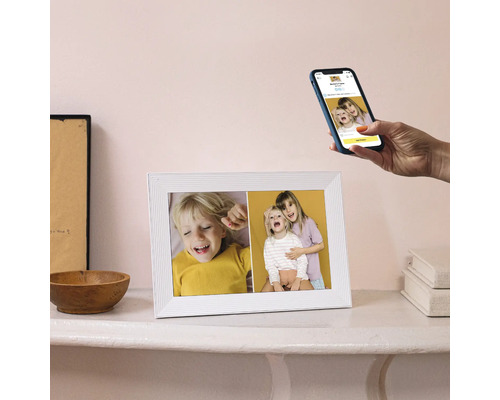 Digital fotoram med uppladdade bilder från en smartphone