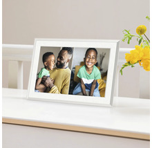 Digital fotoram med foto på en familj
