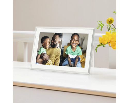Digital fotoram med foto på en familj