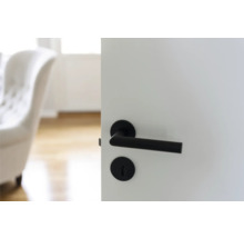 Svart dörrhandtag på en innerdörr