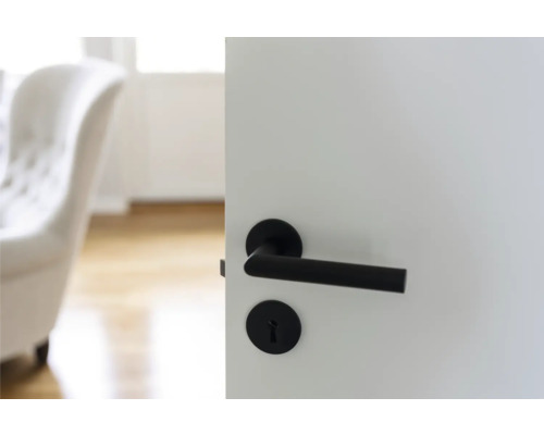 Svart dörrhandtag på en innerdörr