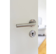 Dörrhandtag i rostfritt stål med nyckelrosett på en innerdörr