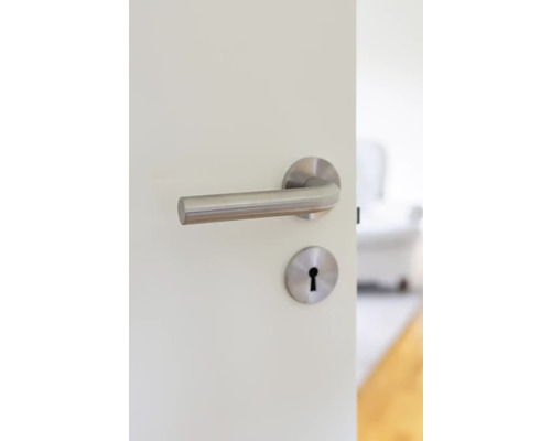 Dörrhandtag i rostfritt stål med nyckelrosett på en innerdörr