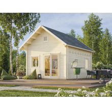 Trädgård med trähus, grill och sittgrupp på en träaltan